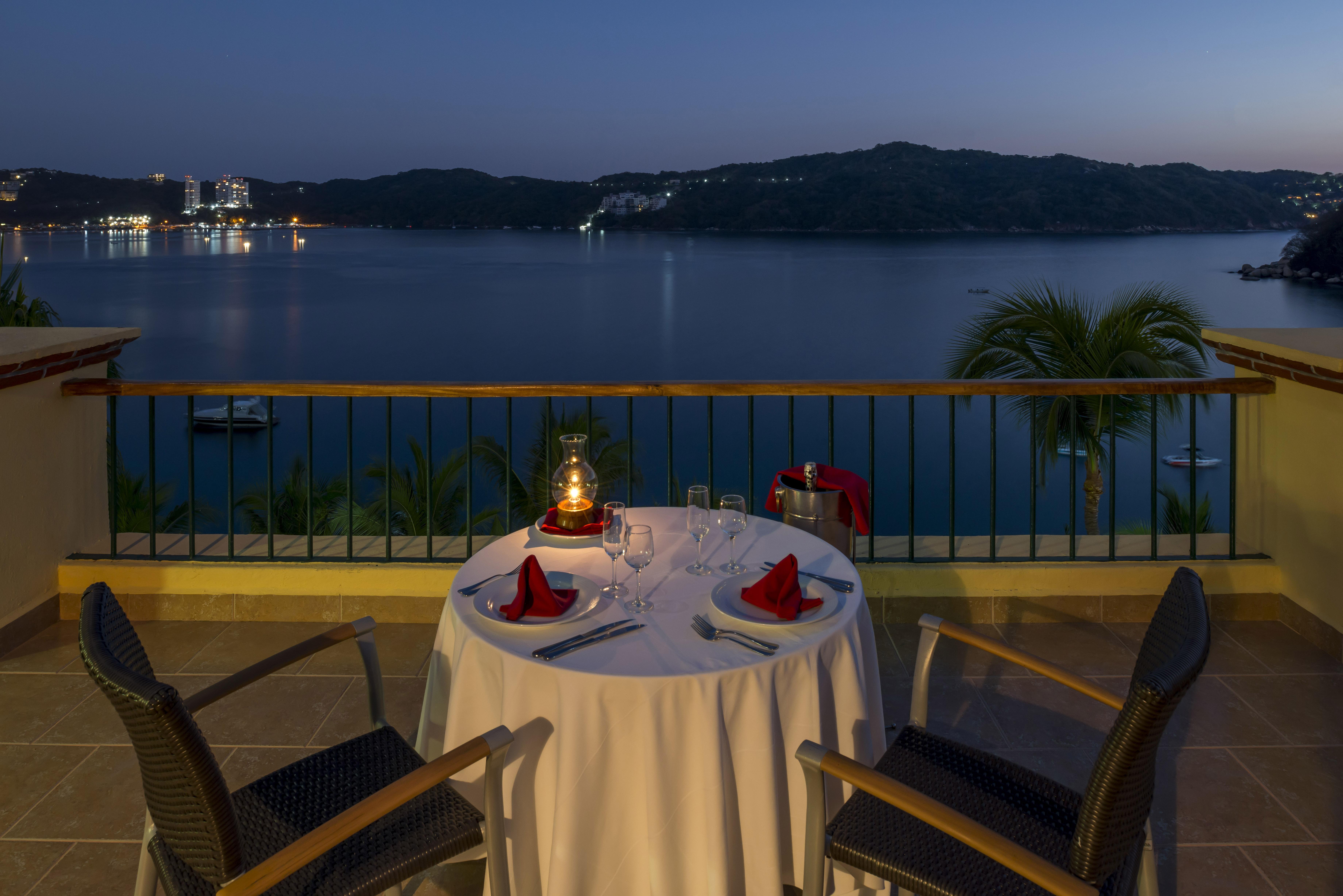 Camino Real Acapulco Diamante Hotel Buitenkant foto A table set for dinner