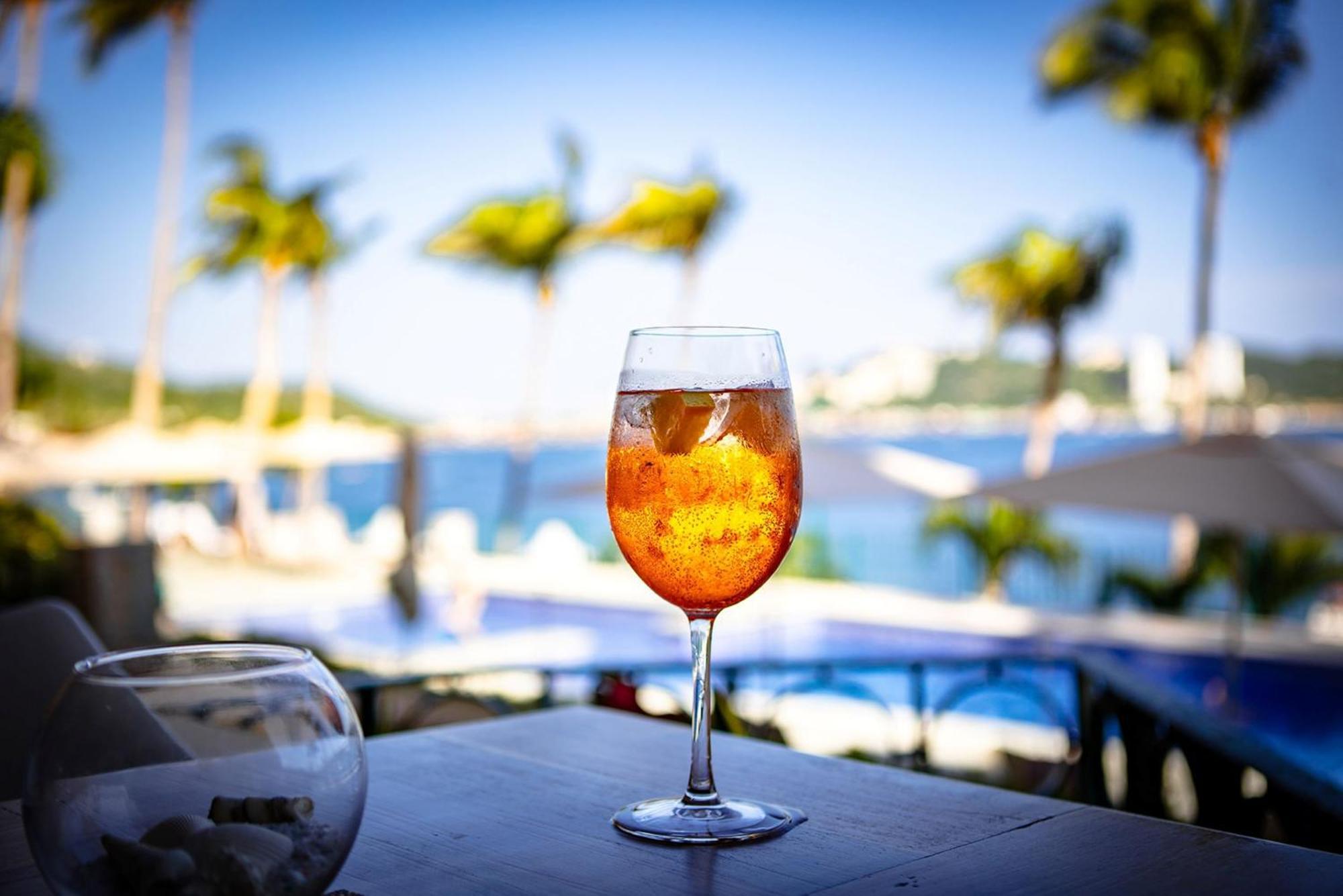 Camino Real Acapulco Diamante Hotel Buitenkant foto A glass of Aperol Spritz
