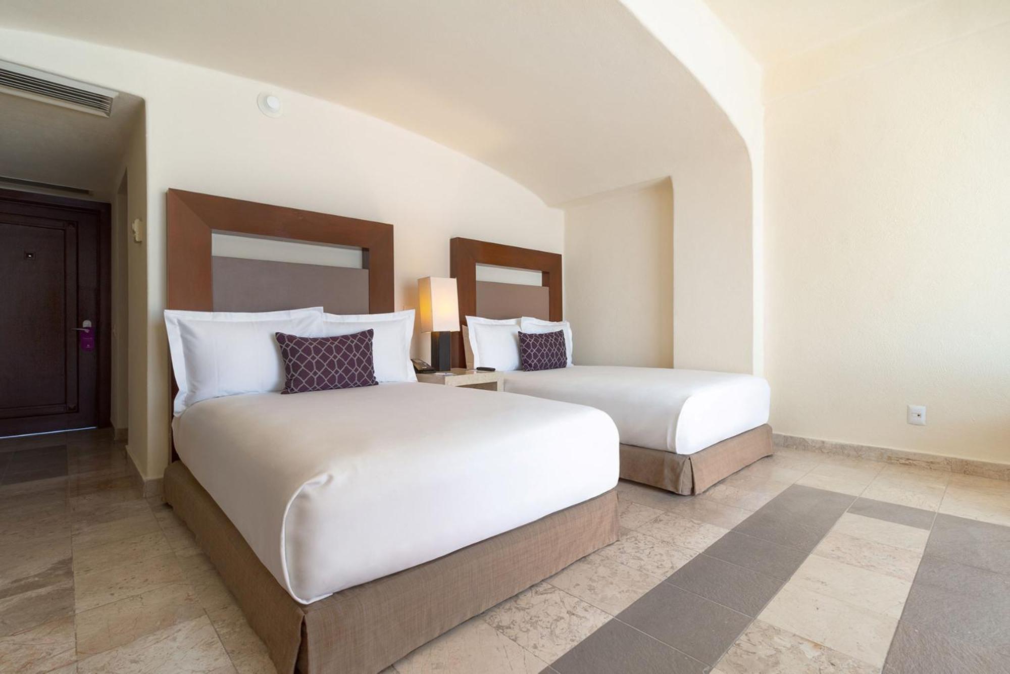Camino Real Acapulco Diamante Hotel Buitenkant foto A guest room at the hotel
