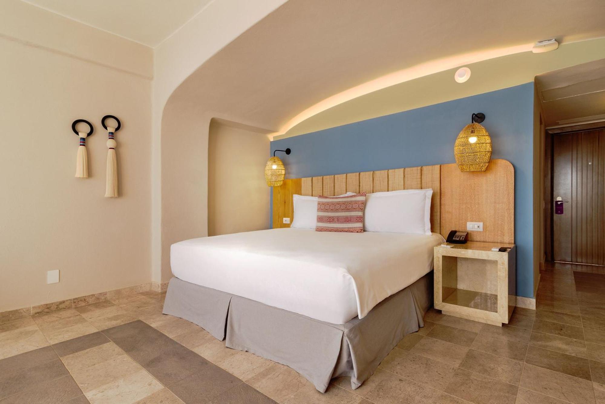Camino Real Acapulco Diamante Hotel Buitenkant foto A bedroom at the Iberostar Grand Hotel at Playa Paraíso, Tenerife