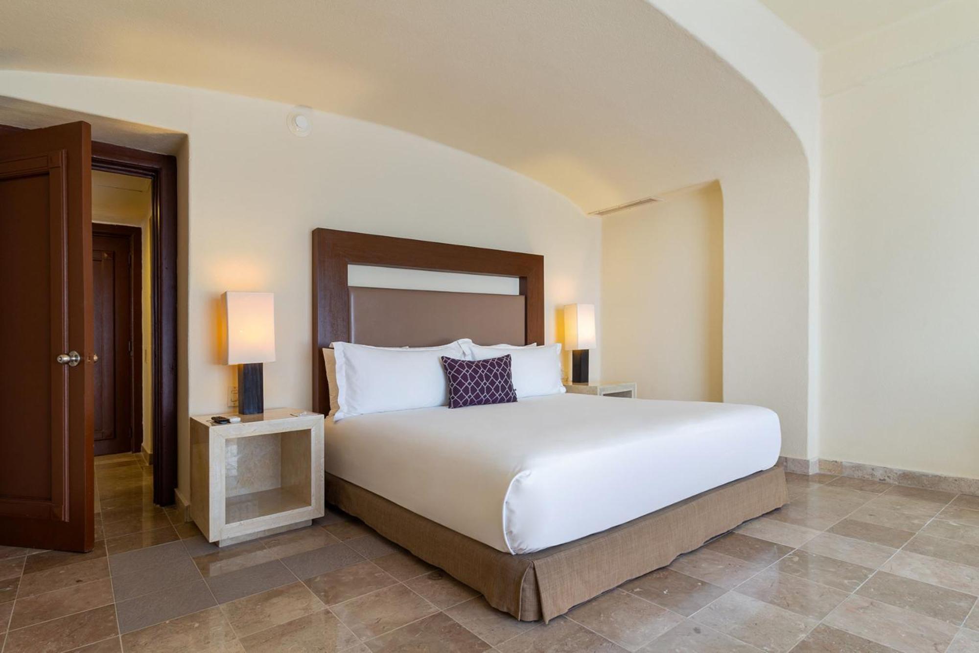 Camino Real Acapulco Diamante Hotel Buitenkant foto A bedroom at the Four Seasons Hotel